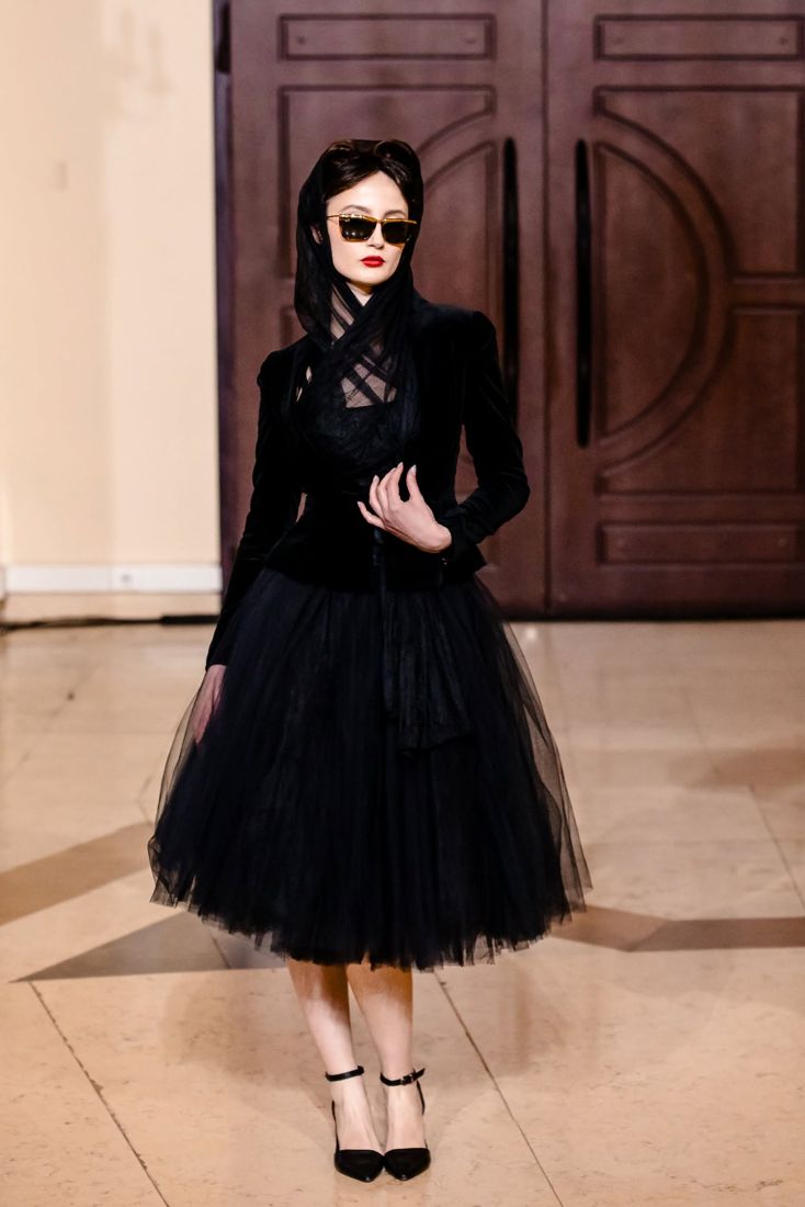 Look 07: Velvet jacket, black tulle skirt and veil, gold sunglasses
