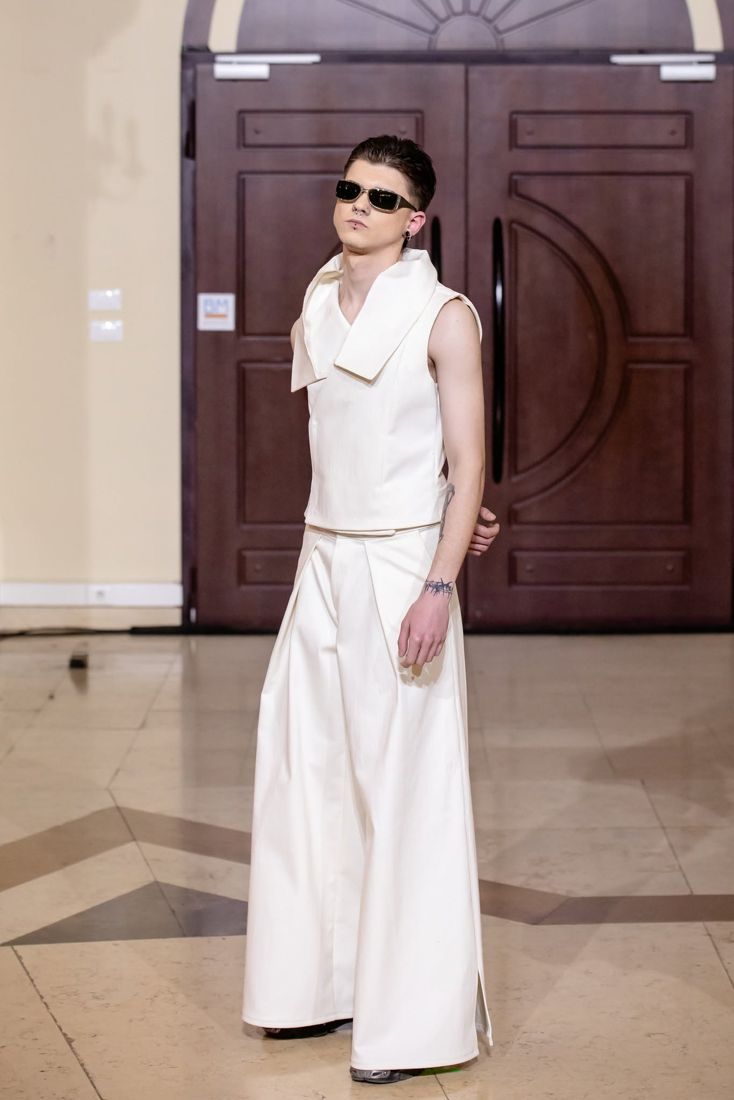 Look 26: Ivory sleeveless top with a big collar, wide pleated trousers